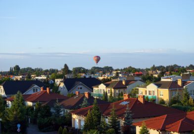 Balloon over the city.