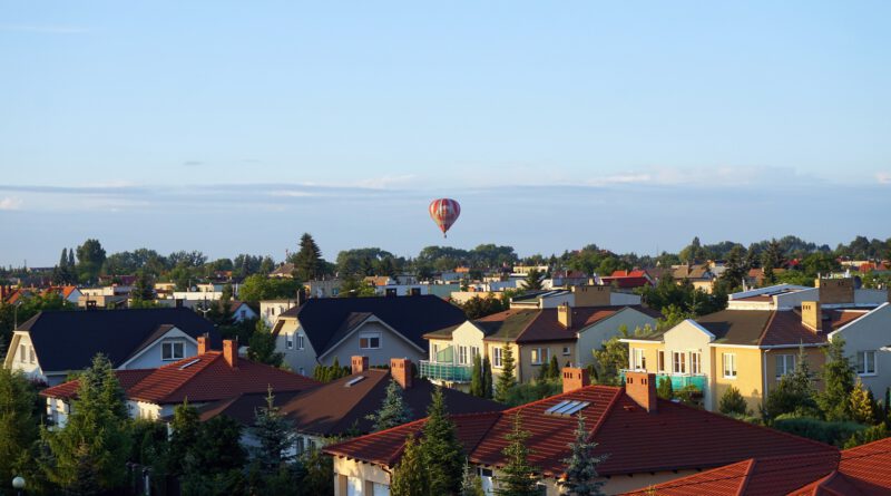 Balloon over the city.